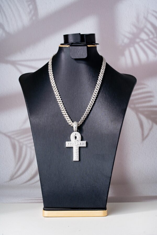 8mm 18inch

Cross pendant