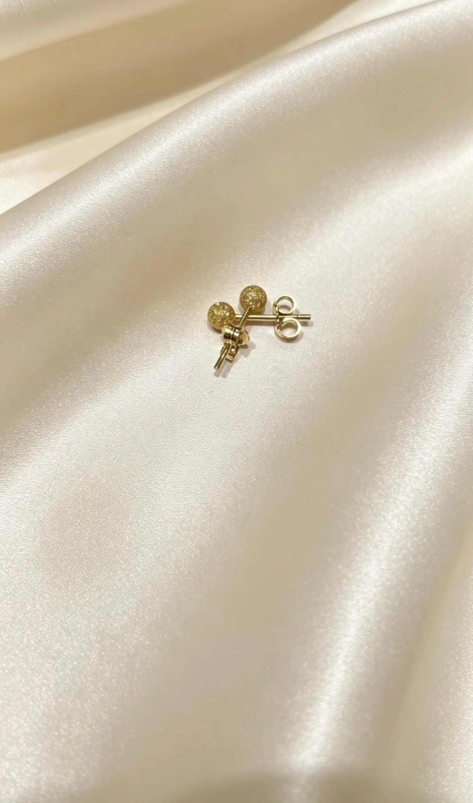 Radiant cut Round Stud Earrings 1gram